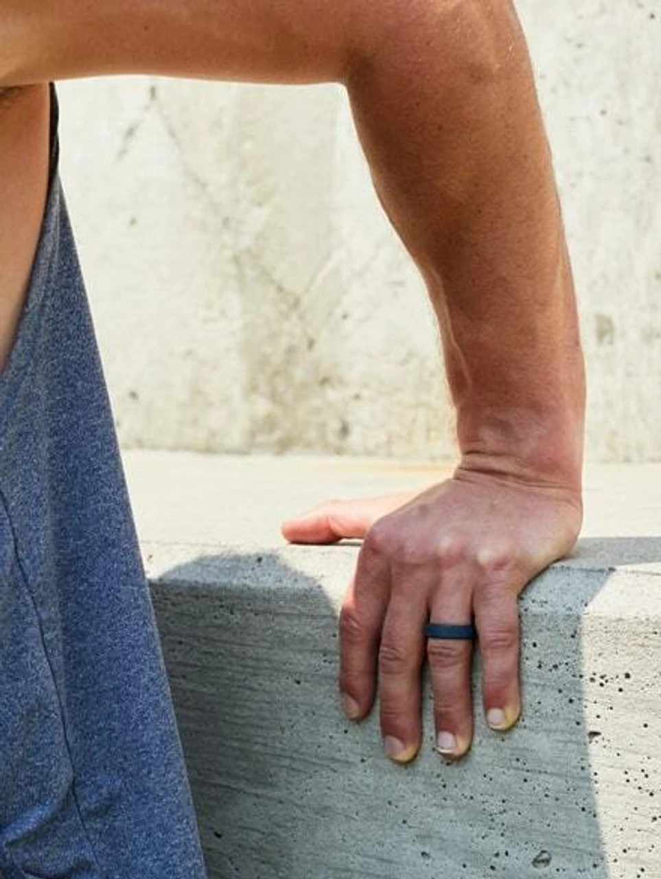 Qalo Men's Step Edge Black Narrow Polish Ring QS9-UNB 4 Qalo Men's Step Edge Black Narrow Polish Ring QS9-UNB - Image 4