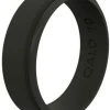 Qalo Women's Step Edge Black Narrow Polished Ring QS9-UNB